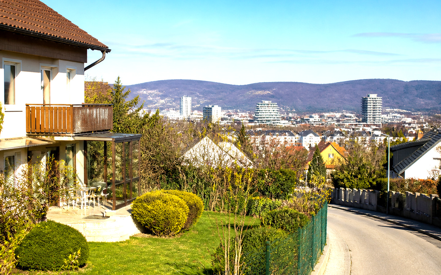 Stadt und Umland als helles Symbolbild für wiener-becken.at